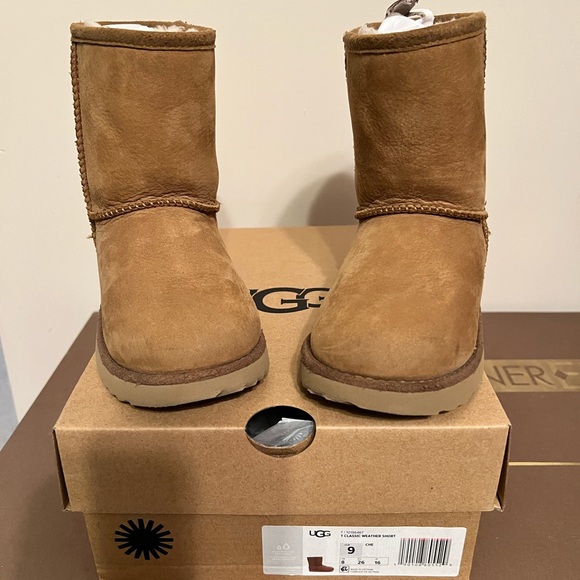 Ugg classic weather short fur lined toddler boots. Toddler size 9. - Picture 3 of 3